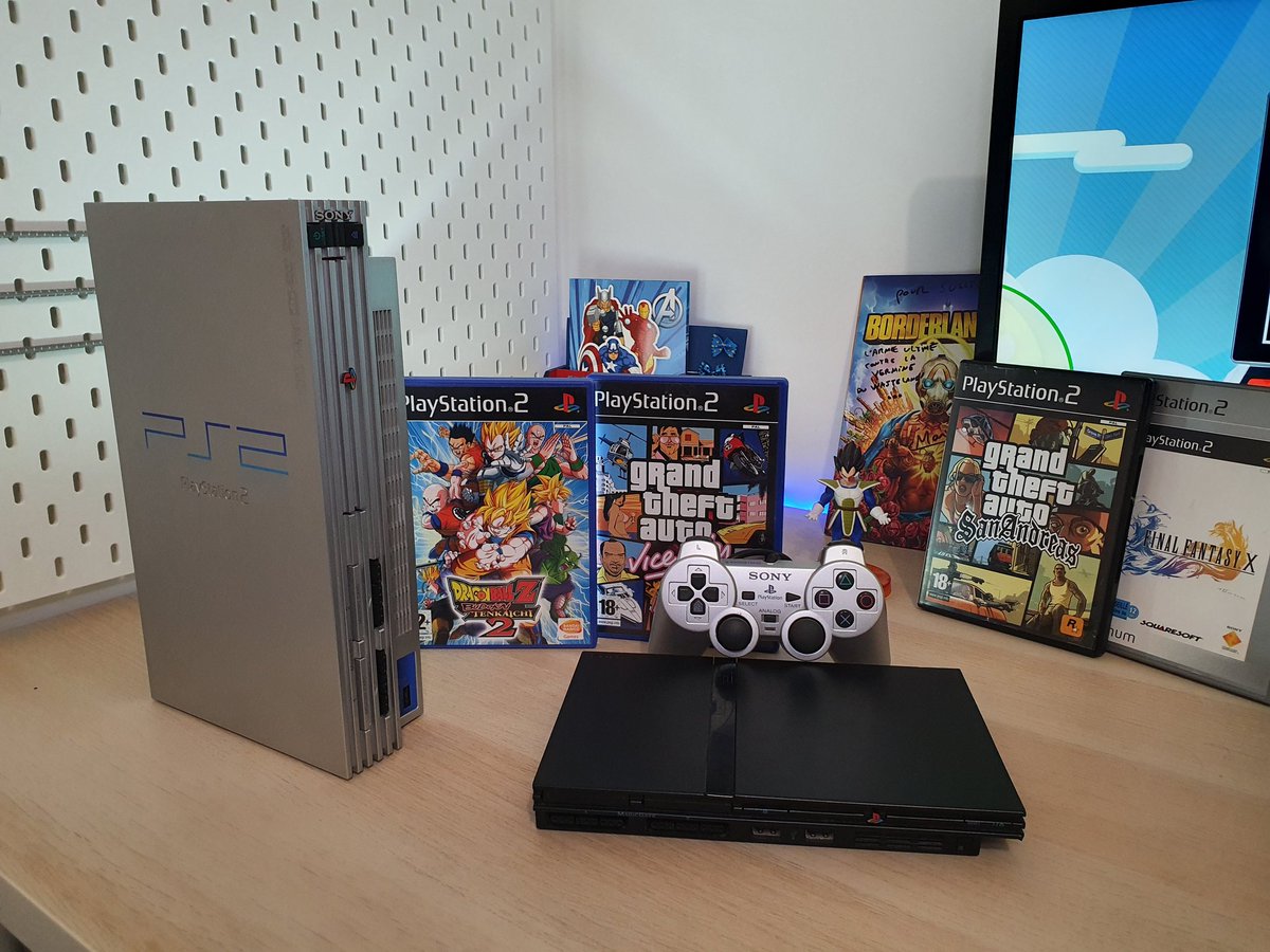 CitizenGeek_fr's tweet image. 𝗝𝗼𝘆𝗲𝘂𝘅 𝗮𝗻𝗻𝗶𝘃𝗲𝗿𝘀𝗮𝗶𝗿𝗲 𝗮̀ 𝗹𝗮 𝗣𝗹𝗮𝘆𝘀𝘁𝗮𝘁𝗶𝗼𝗻 2 𝗾𝘂𝗶 𝗳𝗲̂𝘁𝗲 𝗮𝘂𝗷𝗼𝘂𝗿𝗱&apos;𝗵𝘂𝗶 𝘀𝗲𝘀 20 𝗮𝗻𝘀 !!!! 𝗤𝘂𝗲𝗹𝘀 𝗼𝗻𝘁 𝗲́𝘁𝗲́ 𝘃𝗼𝘀 𝗷𝗲𝘂𝘅 𝗳𝗮𝘃𝗼𝗿𝗶𝘀 𝘀𝘂𝗿 𝗰𝗲𝘁𝘁𝗲 𝗰𝗼𝗻𝘀𝗼𝗹𝗲 ?  

#PlayStation2 #gtasanandreas #dbzbudokai #jeuxvideo