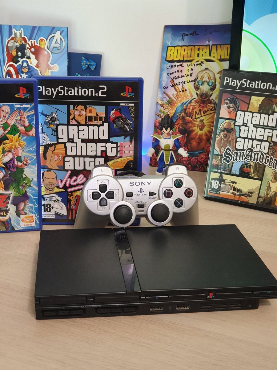 CitizenGeek_fr's tweet image. 𝗝𝗼𝘆𝗲𝘂𝘅 𝗮𝗻𝗻𝗶𝘃𝗲𝗿𝘀𝗮𝗶𝗿𝗲 𝗮̀ 𝗹𝗮 𝗣𝗹𝗮𝘆𝘀𝘁𝗮𝘁𝗶𝗼𝗻 2 𝗾𝘂𝗶 𝗳𝗲̂𝘁𝗲 𝗮𝘂𝗷𝗼𝘂𝗿𝗱&apos;𝗵𝘂𝗶 𝘀𝗲𝘀 20 𝗮𝗻𝘀 !!!! 𝗤𝘂𝗲𝗹𝘀 𝗼𝗻𝘁 𝗲́𝘁𝗲́ 𝘃𝗼𝘀 𝗷𝗲𝘂𝘅 𝗳𝗮𝘃𝗼𝗿𝗶𝘀 𝘀𝘂𝗿 𝗰𝗲𝘁𝘁𝗲 𝗰𝗼𝗻𝘀𝗼𝗹𝗲 ?  

#PlayStation2 #gtasanandreas #dbzbudokai #jeuxvideo