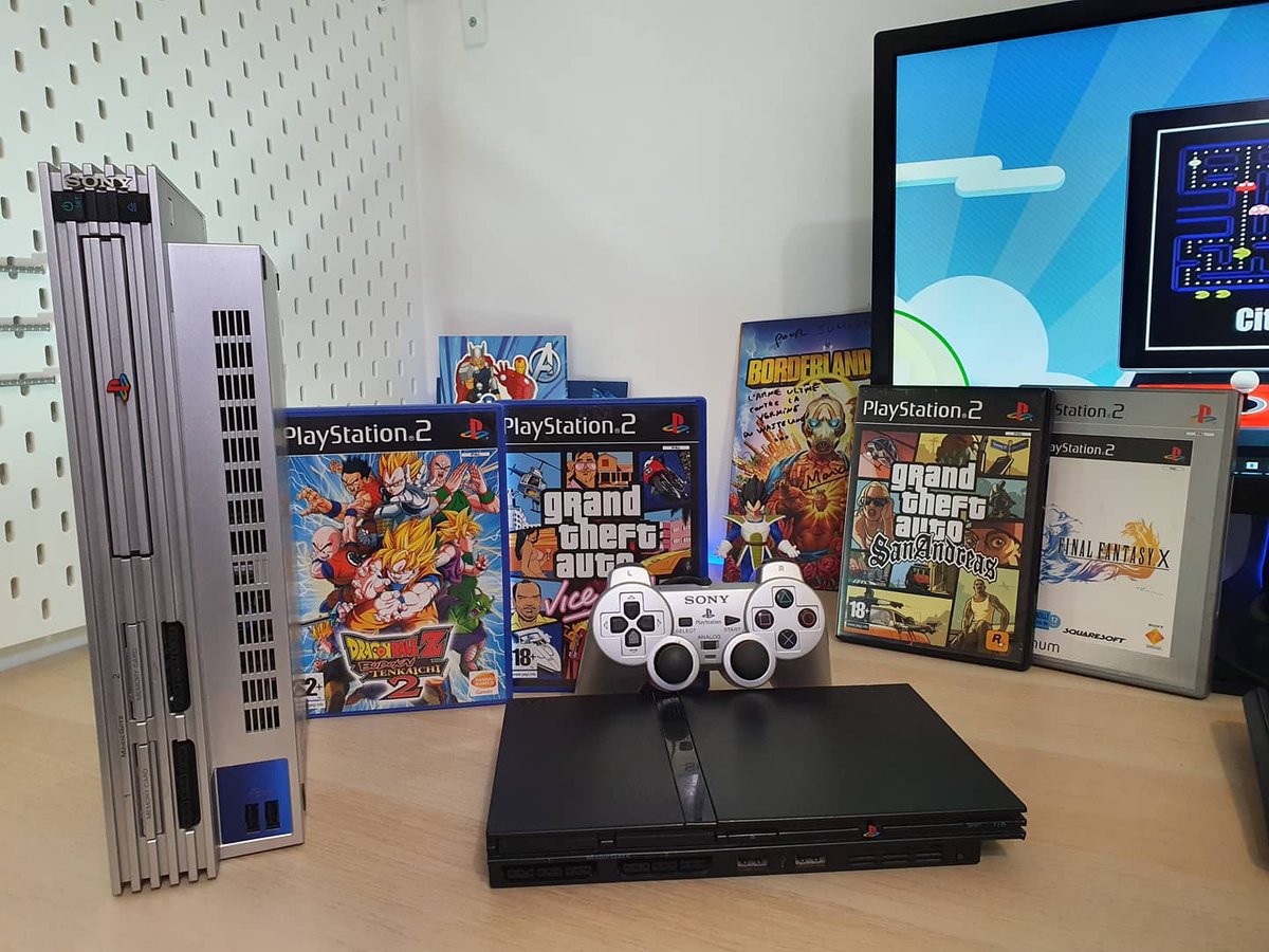 CitizenGeek_fr's tweet image. 𝗝𝗼𝘆𝗲𝘂𝘅 𝗮𝗻𝗻𝗶𝘃𝗲𝗿𝘀𝗮𝗶𝗿𝗲 𝗮̀ 𝗹𝗮 𝗣𝗹𝗮𝘆𝘀𝘁𝗮𝘁𝗶𝗼𝗻 2 𝗾𝘂𝗶 𝗳𝗲̂𝘁𝗲 𝗮𝘂𝗷𝗼𝘂𝗿𝗱&apos;𝗵𝘂𝗶 𝘀𝗲𝘀 20 𝗮𝗻𝘀 !!!! 𝗤𝘂𝗲𝗹𝘀 𝗼𝗻𝘁 𝗲́𝘁𝗲́ 𝘃𝗼𝘀 𝗷𝗲𝘂𝘅 𝗳𝗮𝘃𝗼𝗿𝗶𝘀 𝘀𝘂𝗿 𝗰𝗲𝘁𝘁𝗲 𝗰𝗼𝗻𝘀𝗼𝗹𝗲 ?  

#PlayStation2 #gtasanandreas #dbzbudokai #jeuxvideo