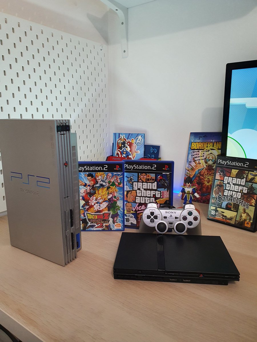 CitizenGeek_fr's tweet image. 𝗝𝗼𝘆𝗲𝘂𝘅 𝗮𝗻𝗻𝗶𝘃𝗲𝗿𝘀𝗮𝗶𝗿𝗲 𝗮̀ 𝗹𝗮 𝗣𝗹𝗮𝘆𝘀𝘁𝗮𝘁𝗶𝗼𝗻 2 𝗾𝘂𝗶 𝗳𝗲̂𝘁𝗲 𝗮𝘂𝗷𝗼𝘂𝗿𝗱&apos;𝗵𝘂𝗶 𝘀𝗲𝘀 20 𝗮𝗻𝘀 !!!! 𝗤𝘂𝗲𝗹𝘀 𝗼𝗻𝘁 𝗲́𝘁𝗲́ 𝘃𝗼𝘀 𝗷𝗲𝘂𝘅 𝗳𝗮𝘃𝗼𝗿𝗶𝘀 𝘀𝘂𝗿 𝗰𝗲𝘁𝘁𝗲 𝗰𝗼𝗻𝘀𝗼𝗹𝗲 ?  

#PlayStation2 #gtasanandreas #dbzbudokai #jeuxvideo