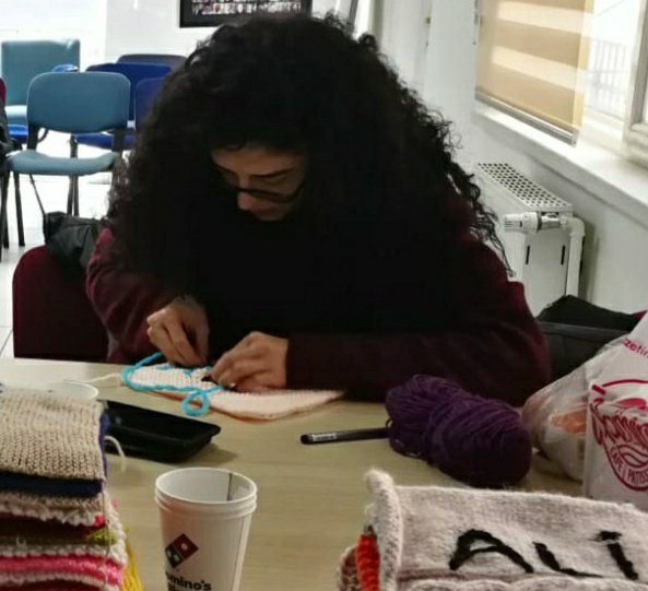 isikkardelen's tweet photo. Lakin yüzümdeki ciddiyet, kaşlarımın çatıklığı ise işlerken dahi gitmiyor. Belki bir gün o da geçer. https://t.co/b2bi7z3gbQ
