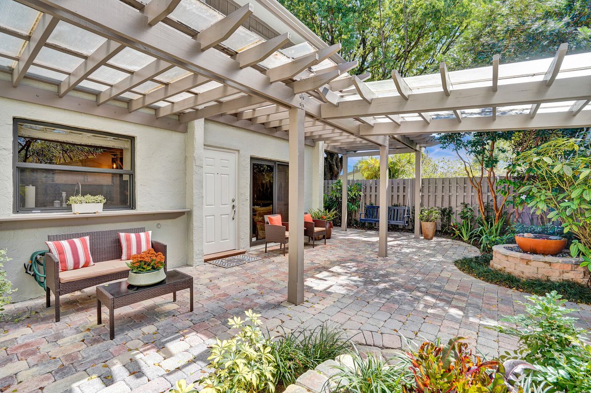 SouthDadeRealty's tweet photo. G O R G E O U S
SABAL CHASE | 10997 SW 113 PL, MIA 33176
corner unit | fully updated | 3 br | 2.5 ba | 2 car gar | serene outdoor living space | plank tile &amp; bamboo flooring | white kitchen with farmhouse sink | an abundance of amenities | $369,900
https://t.co/SiMYSiqchm https://t.co/vBEMgeqJWg