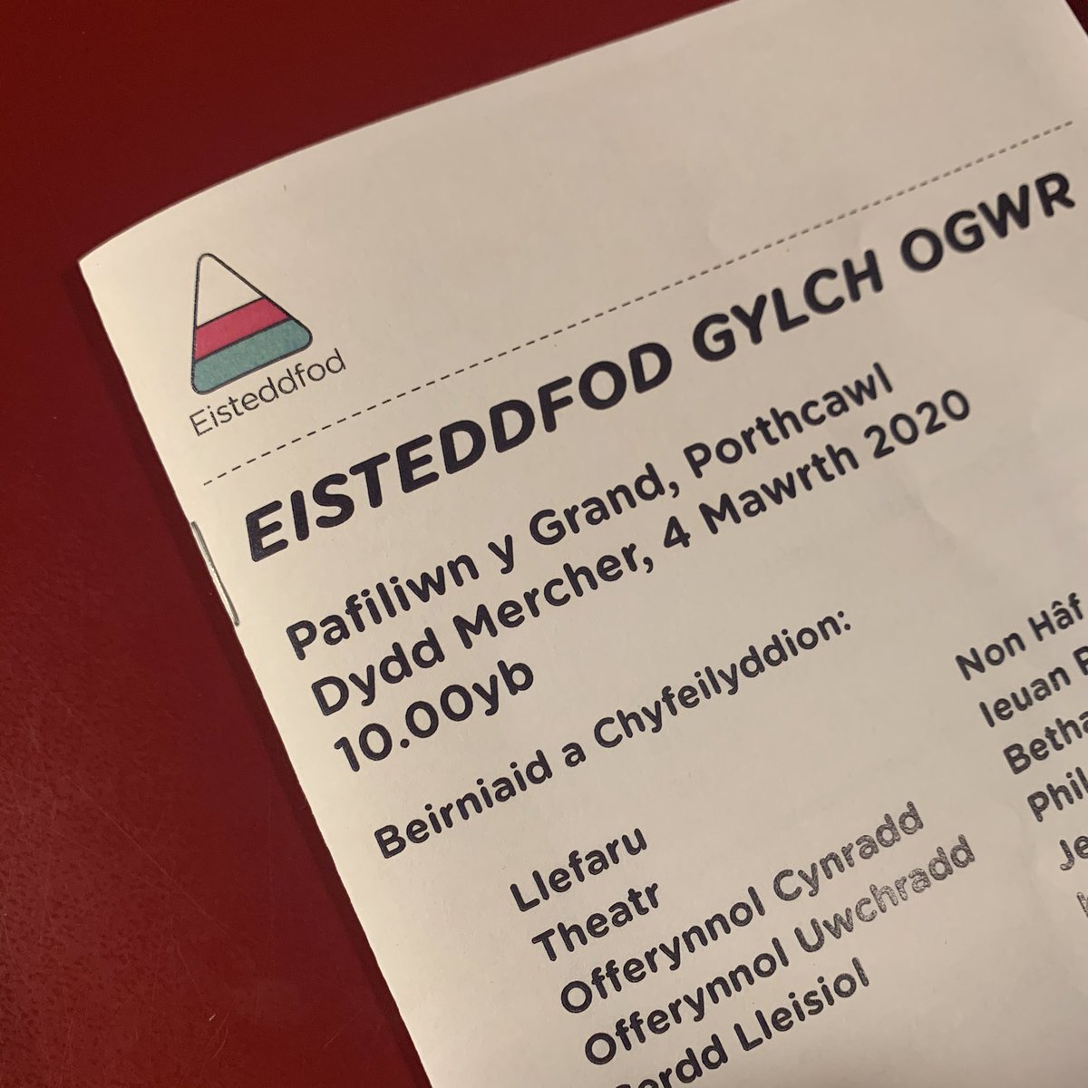 Hyfryd gweld Seren aelod o’r Aelwyd, @6edLlangynwyd a chyn-ddisgybl @ysgolyfos yn arwain a chyflwyno Eisteddfod Cylch Ogwr @urddmg @EisteddfodUrdd @GrandPavilion heddi. Da iawn ti! Cyflwyno hyderus a phroffesiynol iawn 🙌🏻