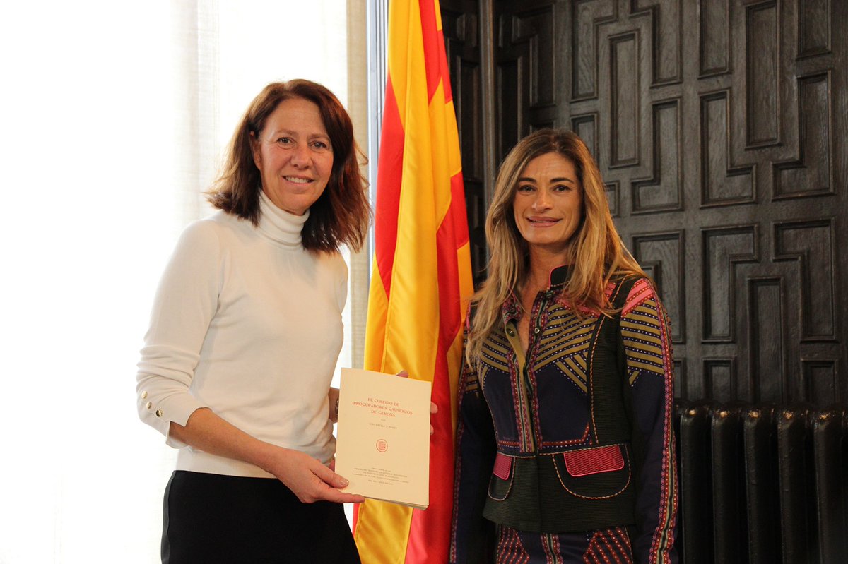 ICPGirona's tweet photo. Cordial trobada de la Degana dels Procuradors amb l’alcaldessa Marta Madrenas, a qui es fa entrega d’un quadern de la fundació del Col.legi de Procuradors de Girona el 19/12/1671 i es convida a la cloenda dels actes que properament es celebraran del nostre Consell de Catalunya. https://t.co/5FiwKiYrcW