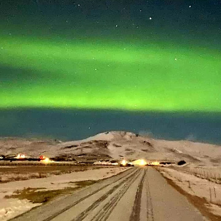 Travelinsingle's tweet photo. My group got the see the Northern lights a second time as we were leaving the restaurant last night. #northernlights #Iceland #singlesgroup #singles #iloveiceland #AuroraBorealis https://t.co/nN7oX1HyWm