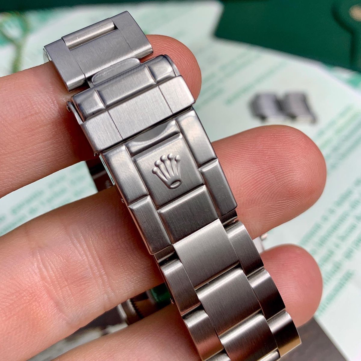 ReferenceTime's tweet photo. A beautiful Explorer 1 -  ref 14270 - Tritium Dial, beautiful #patina - BOX AND PAPERS. Green case back sticker ✅
DM for details 📬
.
#vintagerolex #rolexgmt #gmtmaster #rolex16550 #vintageexplorer #creamdial  #rolex16550 #patina #rolexpepsi #explorer14270 #rolexexplorer14270 https://t.co/zPlNhOeKgT