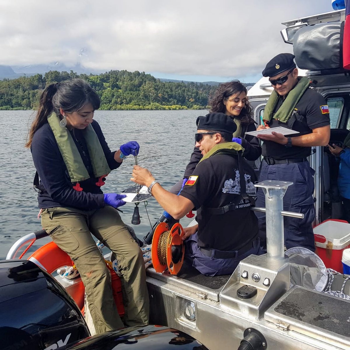 DGTM_Chile's tweet photo. El Depto. de Medio Ambiente de la DIRINMAR, con el apoyo de la @maritgobvld y la #CaPuerto del Lago Villarrica, llevó a cabo el cumplimento de la Norma Secundaria de Calidad Ambiental, que busca evaluar la calidad del agua y los contaminantes que existen en el #LagoVillarrica. https://t.co/BdqE9FEkNI