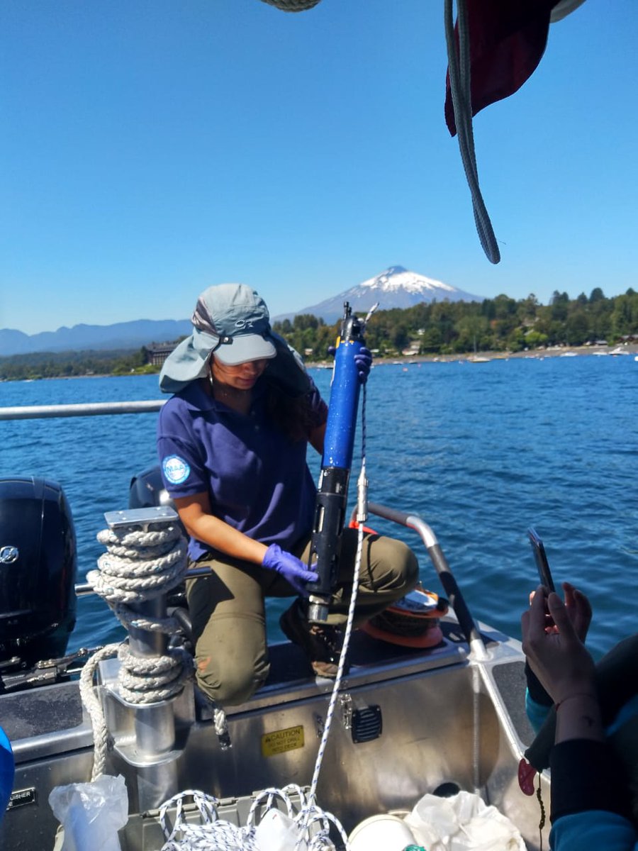 DGTM_Chile's tweet photo. El Depto. de Medio Ambiente de la DIRINMAR, con el apoyo de la @maritgobvld y la #CaPuerto del Lago Villarrica, llevó a cabo el cumplimento de la Norma Secundaria de Calidad Ambiental, que busca evaluar la calidad del agua y los contaminantes que existen en el #LagoVillarrica. https://t.co/BdqE9FEkNI