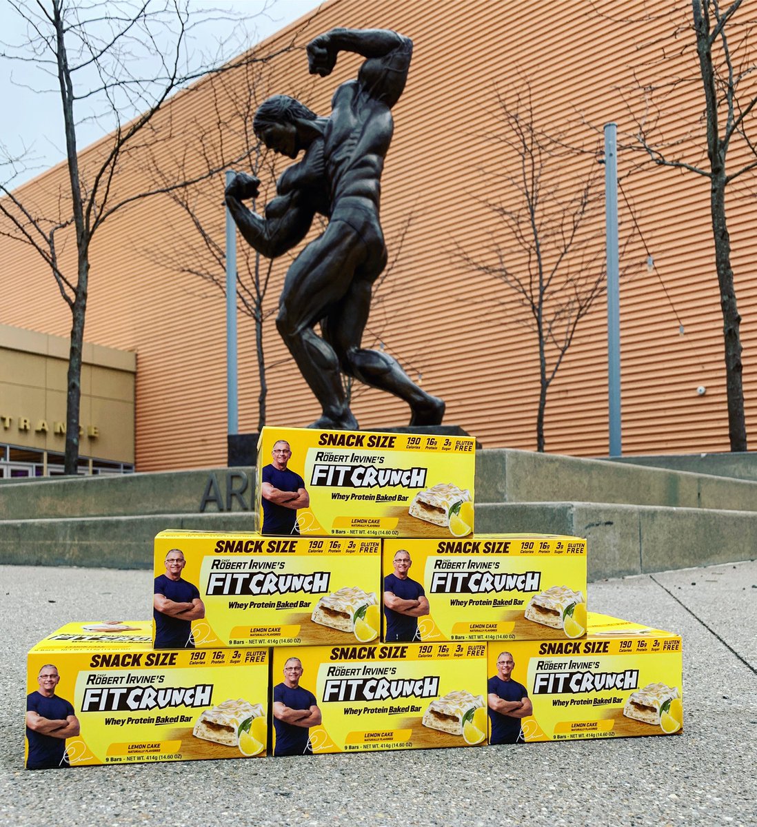 FitCrunchBars's tweet photo. It’s all about the SQUEEZE! 💪🍋 We’re sad that you won’t get to try the new flavor at @ArnoldSports expo this year. @RobertIrvine’s latest snack bar is coming to amazon soon! #ArnoldClassic2020 https://t.co/cA5ElbDH3c