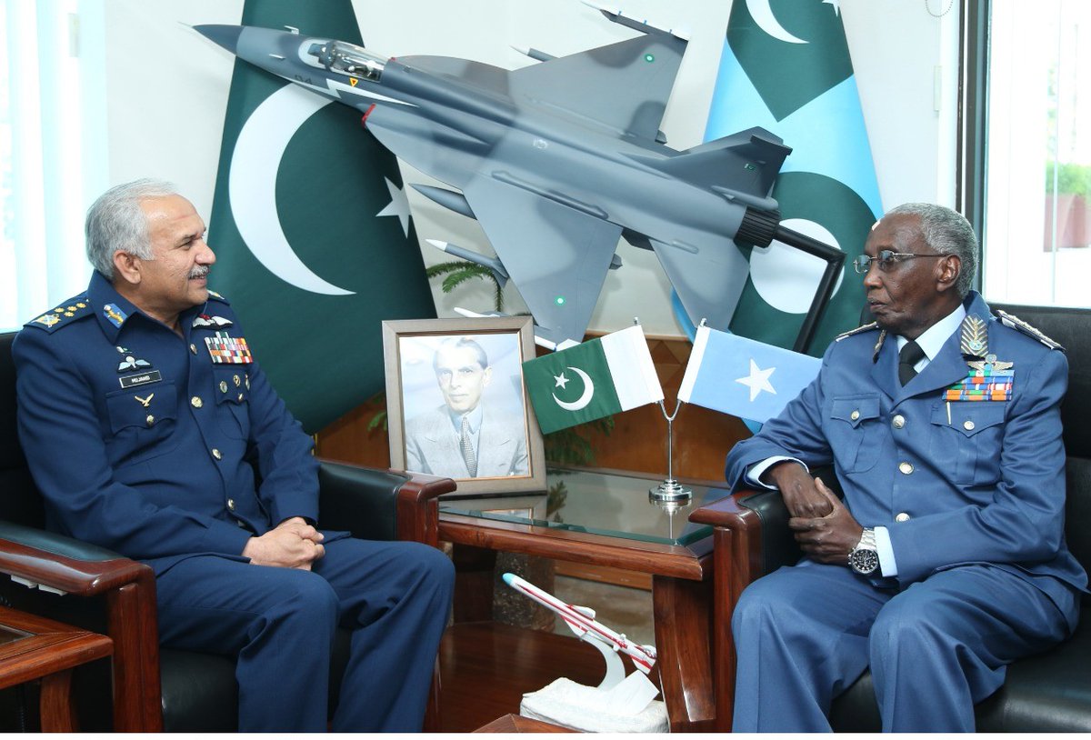 SomaliainPK's tweet photo. Taliyaha ciidanka cirka ee Soomaaliya Brig.General Mohamud Sh. Ali ayaa casuumaad rasmi ah ka helay dhigiisa dalka Pakistan Mujahid Anwar Khan.
Waxaana ay labada masul ka wada hadleyno sidii loosoo nooleyn lahaa  xiriirka labada dal gaar ahaan ciidanka cirka ee Soomaaliya https://t.co/xQ65GdoE7v