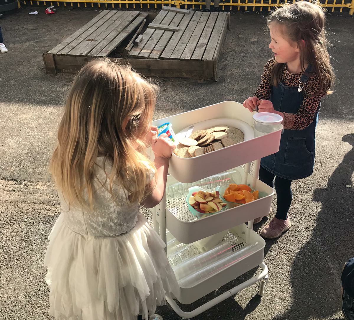 GorebridgeEarly's tweet photo. When it's such a a nice day you have snack outside and Mrs Binnie comes to join us too.
Serving themselves and washing dishes all happening, as they would inside.
#WhatABeautifulDay
#IsSpringOnTheWay
#SocialSnack
#PartOfTheSchool
@MidEarly
@MidEYLCOL https://t.co/TRRJOtTCSk