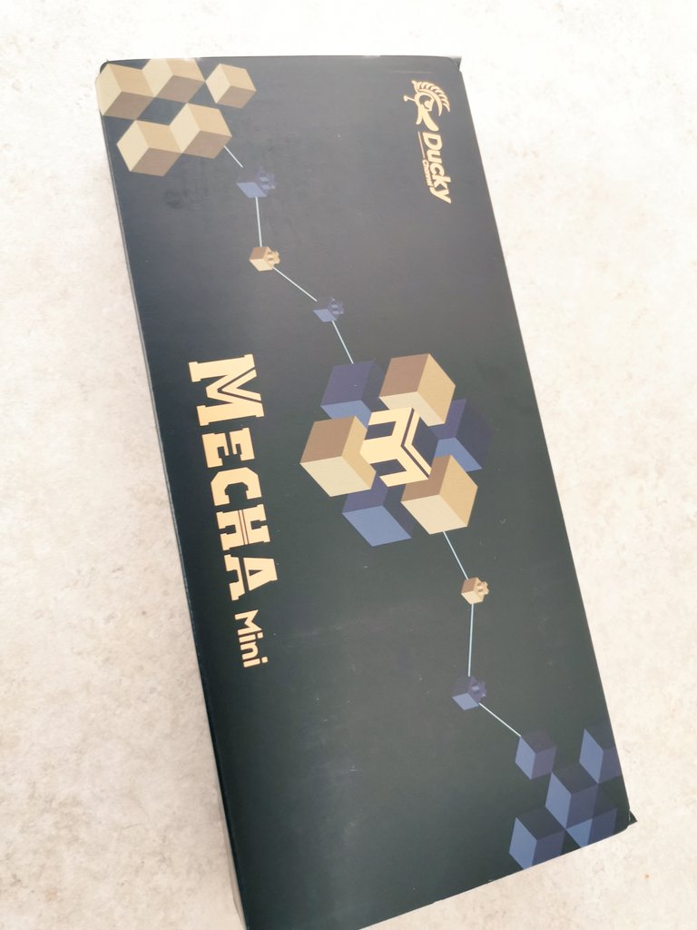 HBWBobaFett's tweet photo. Just received this bad boy. I have to wait until 7pm to try it! #mechamini @DuckyChannel https://t.co/xdiyu8Zx7a