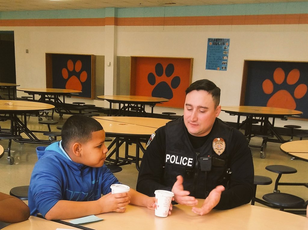 ycpda1's tweet photo. Officers and kids hanging out at the latest Hot Chocolate With a Cop. Kids get a chance to talk to police and learn what they do. These events are happening all over York City but this latest one was at Goode School. #hotchocolatewithacop #BeTheCityYouWantToC #communityhelpers https://t.co/rOSWSugGUy