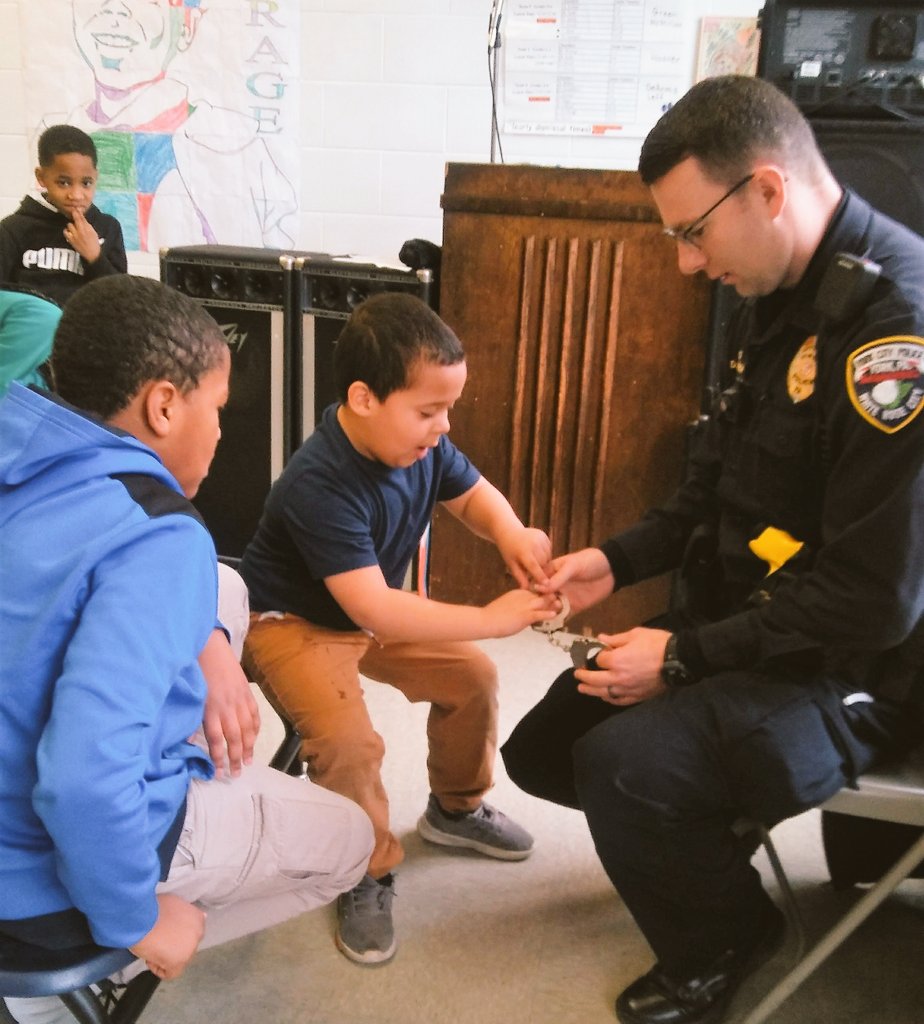 ycpda1's tweet photo. Officers and kids hanging out at the latest Hot Chocolate With a Cop. Kids get a chance to talk to police and learn what they do. These events are happening all over York City but this latest one was at Goode School. #hotchocolatewithacop #BeTheCityYouWantToC #communityhelpers https://t.co/rOSWSugGUy