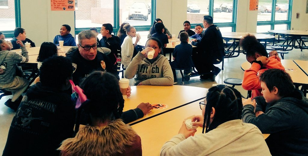 ycpda1's tweet photo. Officers and kids hanging out at the latest Hot Chocolate With a Cop. Kids get a chance to talk to police and learn what they do. These events are happening all over York City but this latest one was at Goode School. #hotchocolatewithacop #BeTheCityYouWantToC #communityhelpers https://t.co/rOSWSugGUy
