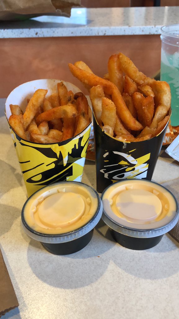 esther_hs_moon's tweet photo. .@tacobell is getting rid of nacho fries again F https://t.co/4IO17OtwRk