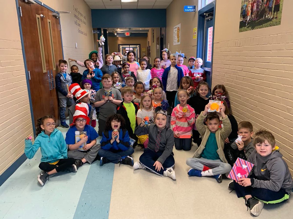 Roaring Readers in second grade never disappoint! <a href="/ALESPTO/">Lincoln PTO</a> @KCS_District