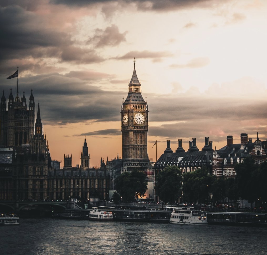 Moody skies over London today 😍🧡