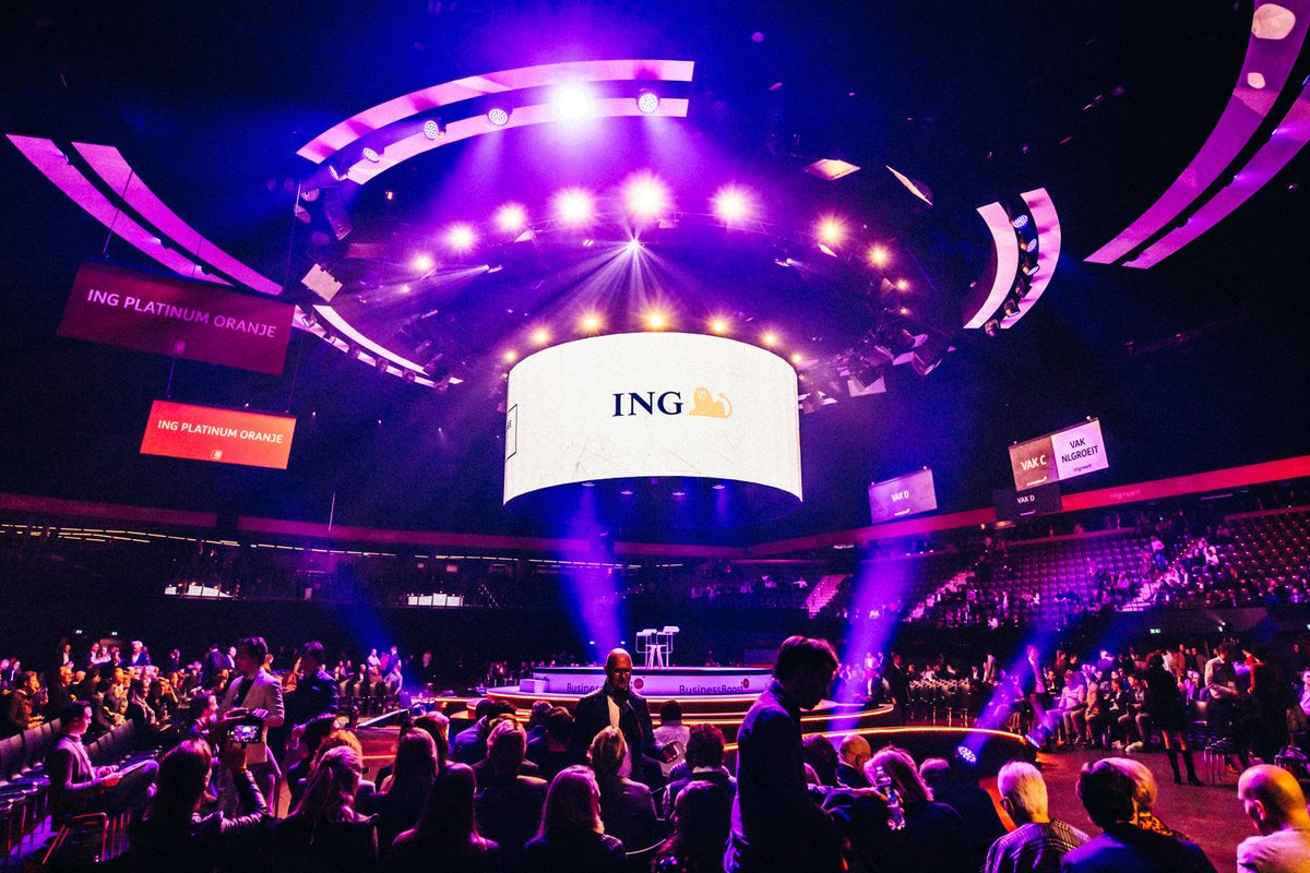 businessboostl's tweet photo. Alle gasten begeven zich naar de arena van Rotterdam Ahoy: tijd voor de show! #businessboostlive https://t.co/YumhG4Opow
