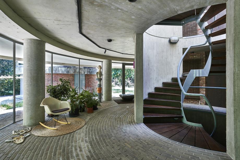 Fascinating reno of home in Antwerp by Dirk Engelen of B-architecten. Respect of the classics have resulted in a timeless design. Excellent project.

#architecture #interiordesign #luxurydesign #highendarchitecture #highendhardware