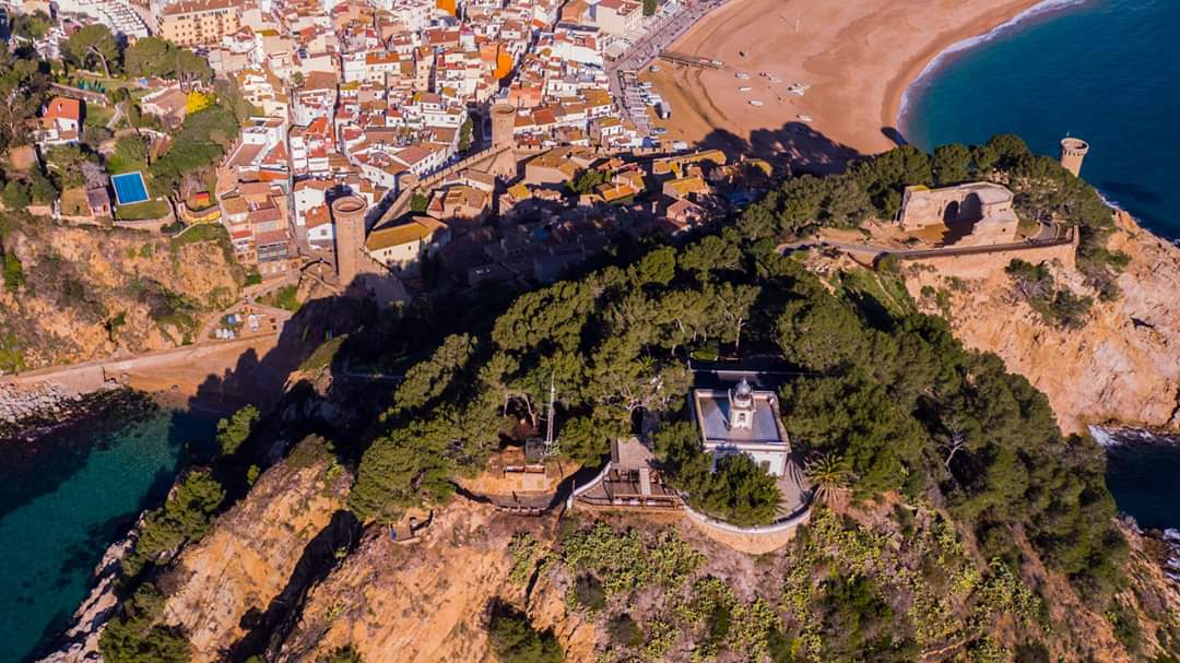 Cada faro es único, con rasgos diferenciadores. De noche, el color, el parpadeo, los lapsos de las luces… De día, por el entorno, el material, la forma de la torre… pero todos son mágicos a cualquier hora del dia. ¿Ya conoces el de Tossa? 📸 tinyurl.com/rkvqd36 🌊💡⛵