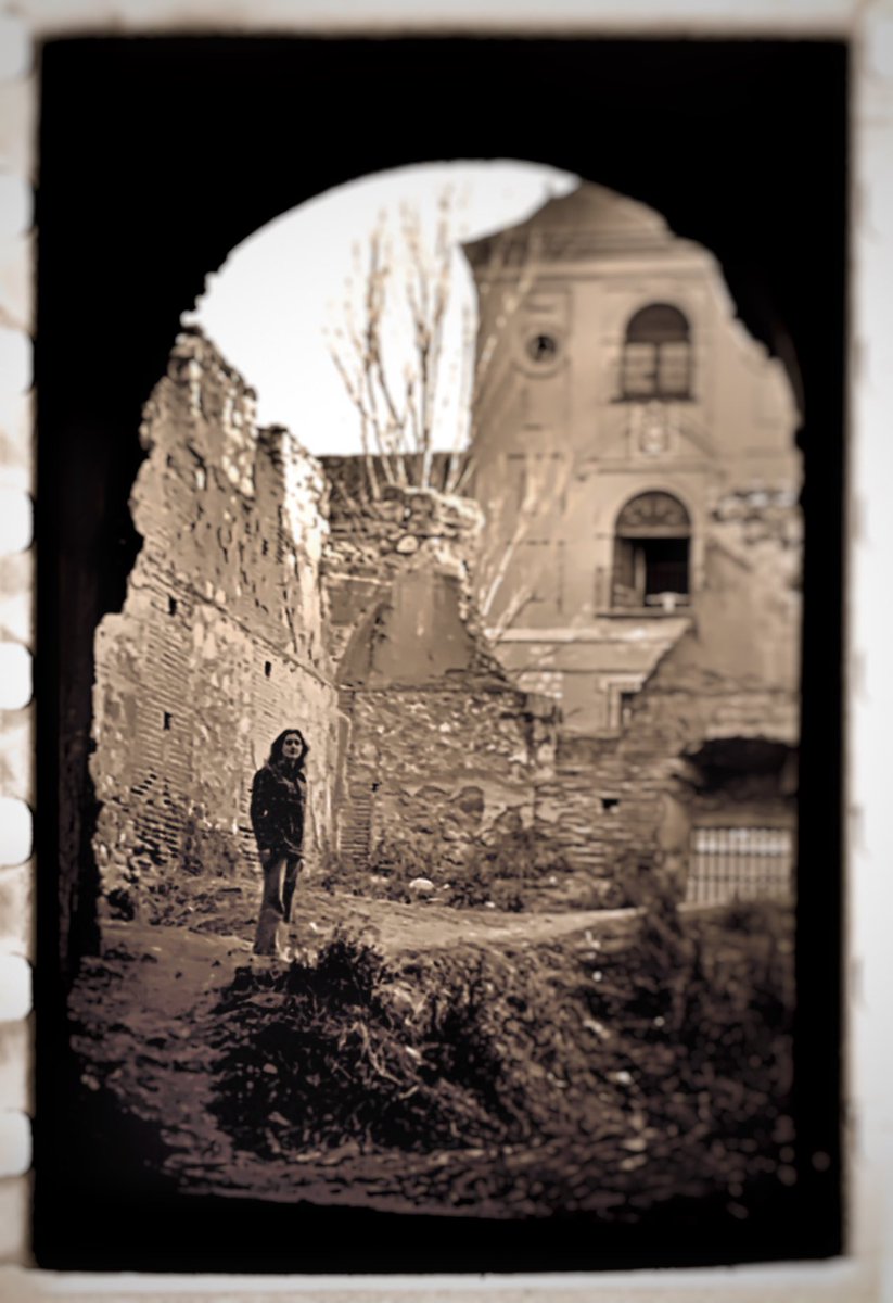 libreriajavier's tweet photo. El efecto Tyndall 9.
Este es el aspecto de la Capilla del Oídor antes de su restauración (1975), con una chica vestida al estilo de la época, con pantalones acampanados y ajustados en la cintura.
#elefectotyndall #alcaladehenares #lalibreriadejavier #city #old @eride_ediciones https://t.co/GdnwX508Hp