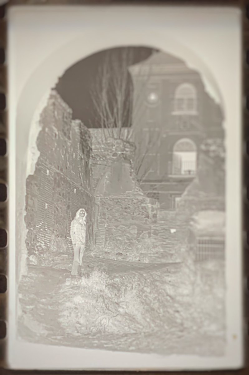 libreriajavier's tweet photo. El efecto Tyndall 9.
Este es el aspecto de la Capilla del Oídor antes de su restauración (1975), con una chica vestida al estilo de la época, con pantalones acampanados y ajustados en la cintura.
#elefectotyndall #alcaladehenares #lalibreriadejavier #city #old @eride_ediciones https://t.co/GdnwX508Hp