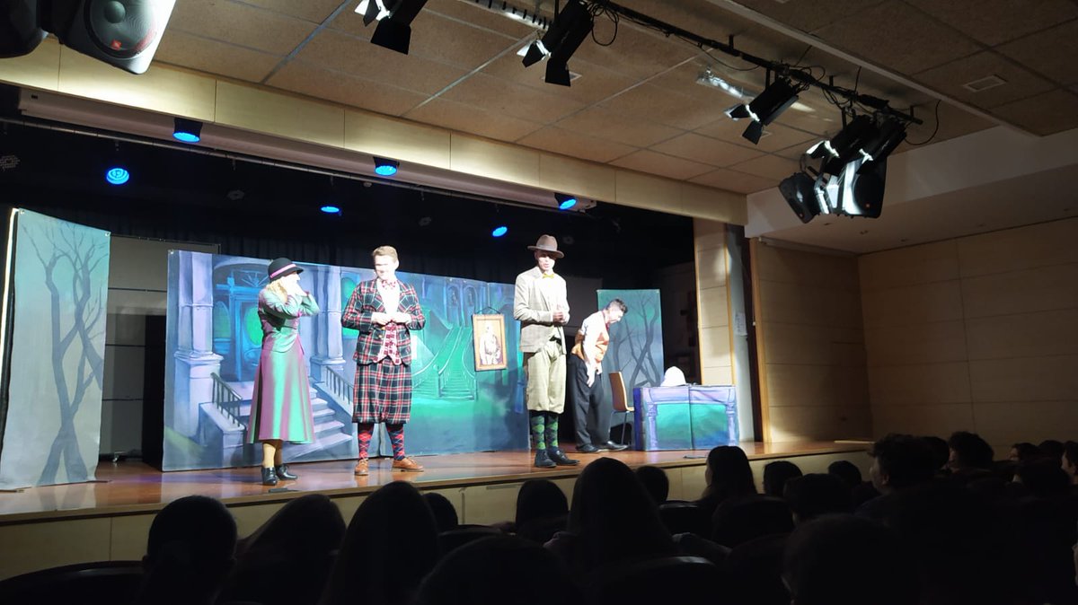 escolabogatell's tweet photo. Aquest matí els alumnes de sisè hem anat a veure Sherlock Home. https://t.co/BAOwYIMoNk
