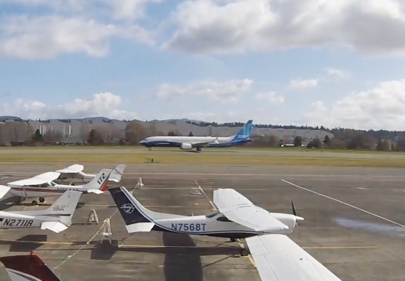 AirportWebcams's tweet photo. The Boeing #737MAX 10 testbed N27751 is again conducting taxi tests at Renton as #BOE101. The aircraft is yet to fly. There are over 500 orders for the variant.
Webcam with sound, plus ATC & tracking links:
https://t.co/Wuo7avRjgT https://t.co/G1epJx6EtD