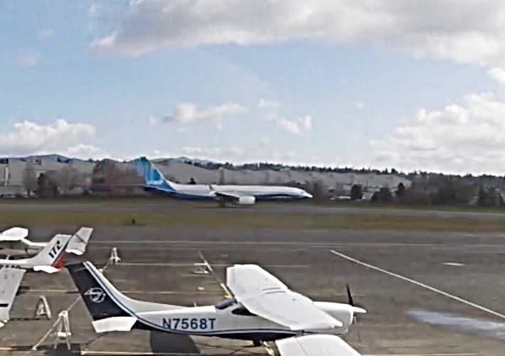 AirportWebcams's tweet photo. The Boeing #737MAX 10 testbed N27751 is again conducting taxi tests at Renton as #BOE101. The aircraft is yet to fly. There are over 500 orders for the variant.
Webcam with sound, plus ATC & tracking links:
https://t.co/Wuo7avRjgT https://t.co/G1epJx6EtD