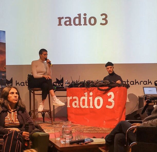 PuntodVistaFest's tweet photo. Aforo completo en @katakrak54 con @The_Dodosound y #JeanetteMuñoz grabando el programa de #ElSeptimoVicio que se podrá escuchar mañana a las 19:30h en @radio3_rne #PdV2020 https://t.co/2P9BXBlb4z