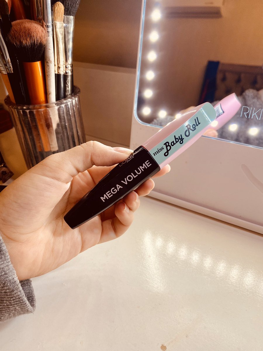cecygarciaa23's tweet photo. Nadie me preguntó pero amigs.... compré un rimmel de L’Oréal como en 200 pesos en la farmacia y vean estas pestañas si c ñor https://t.co/CbCPq1HbLf