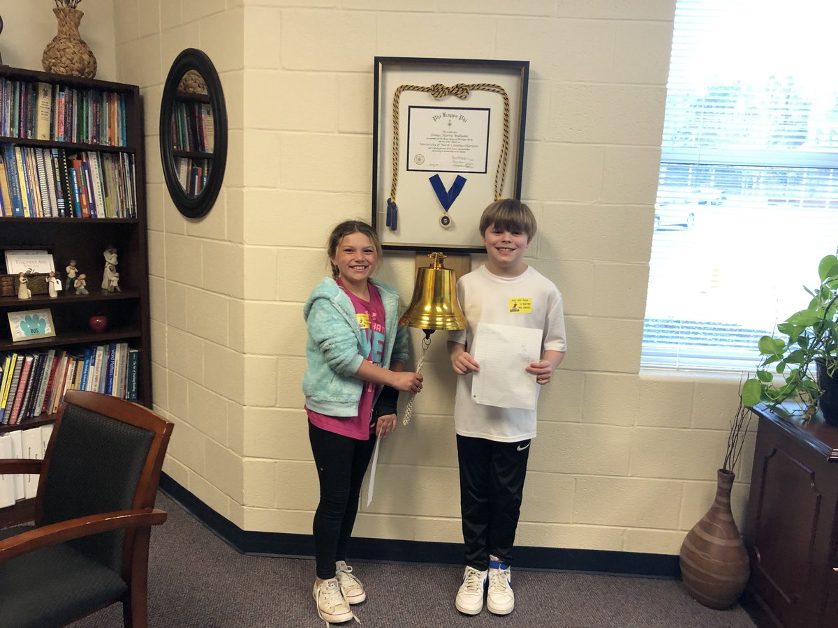 gatorcath's tweet photo. Irvin’s outstanding students ringing in perfect scores! ⁦@wmirvinelem⁩ https://t.co/BNpMZQWMYC