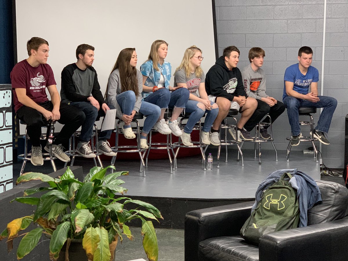 KathyWight1's tweet photo. @BilltownBombers SAT senior panel sharing their experiences and insights with sophomores and juniors today! #WeAreBilltown https://t.co/mg3p5PsoFq