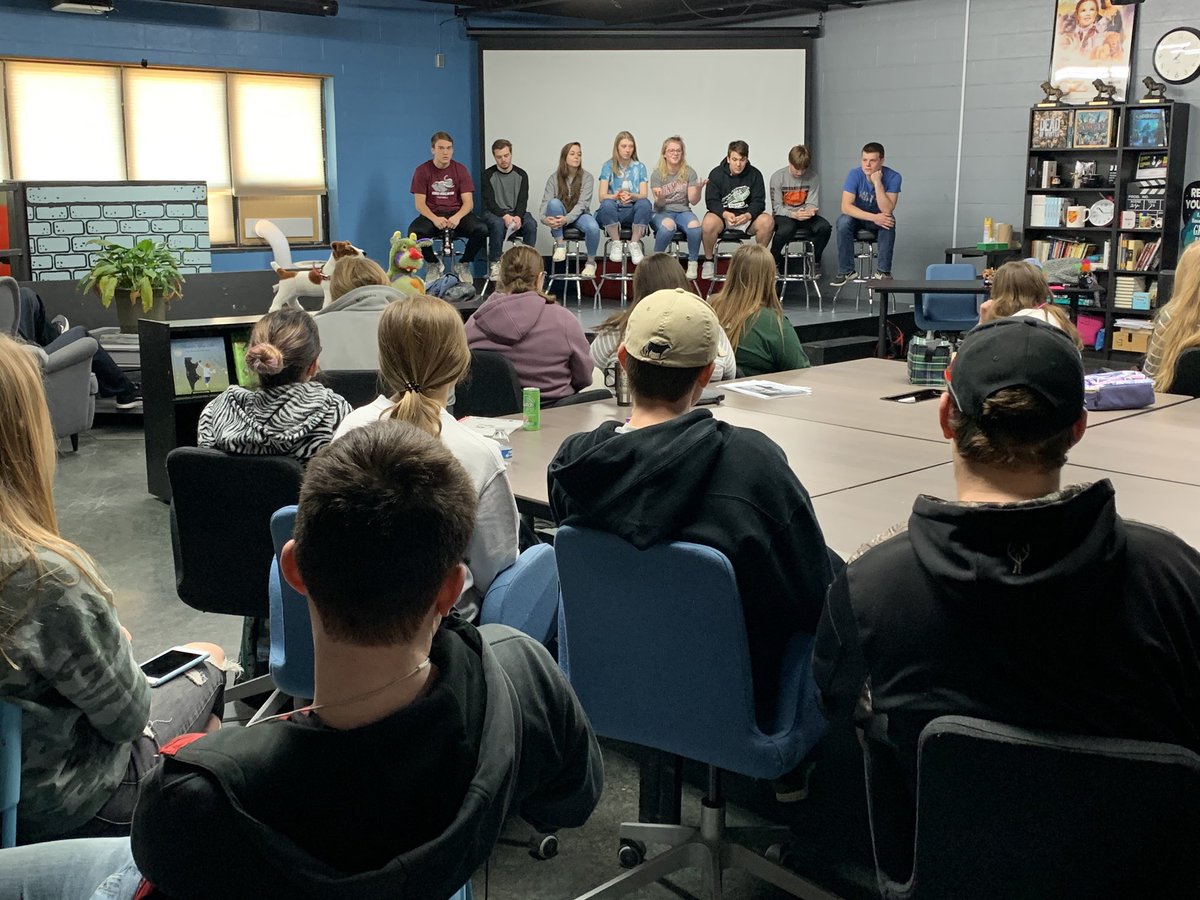 KathyWight1's tweet photo. @BilltownBombers SAT senior panel sharing their experiences and insights with sophomores and juniors today! #WeAreBilltown https://t.co/mg3p5PsoFq