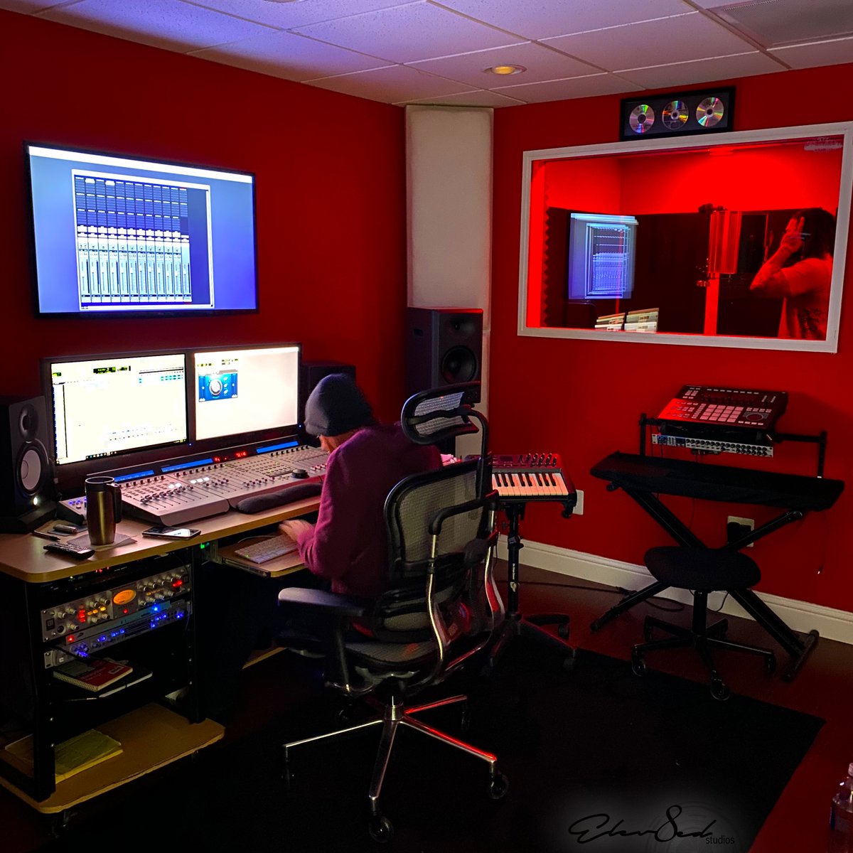 #Bts @mrjacobpayne blessing the booth in the redroom.
#engineer: @dbwc707

#sacramentostudio #videoshoot #sacramentomedia #creative #redcamera #recordingstudio #cinematography #protools #newmusic #sacramentorecordingstudio #bayareamusic #recordingartist #sacramentoproud