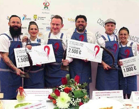 forquetaspain's tweet photo. Estamos muy contentos de haber podido colaborar en el Concurso de Gamba Roja de Denia @gambarojadenia confeccionando los delantales de cada uno de los participantes. ¡¡Enhorabuena a los ganadores!!🏆💃 #Forqueta #delantales #gambarojadénia20 #gambaroja… https://t.co/XfWODuNN7L https://t.co/TLn1W1gX05