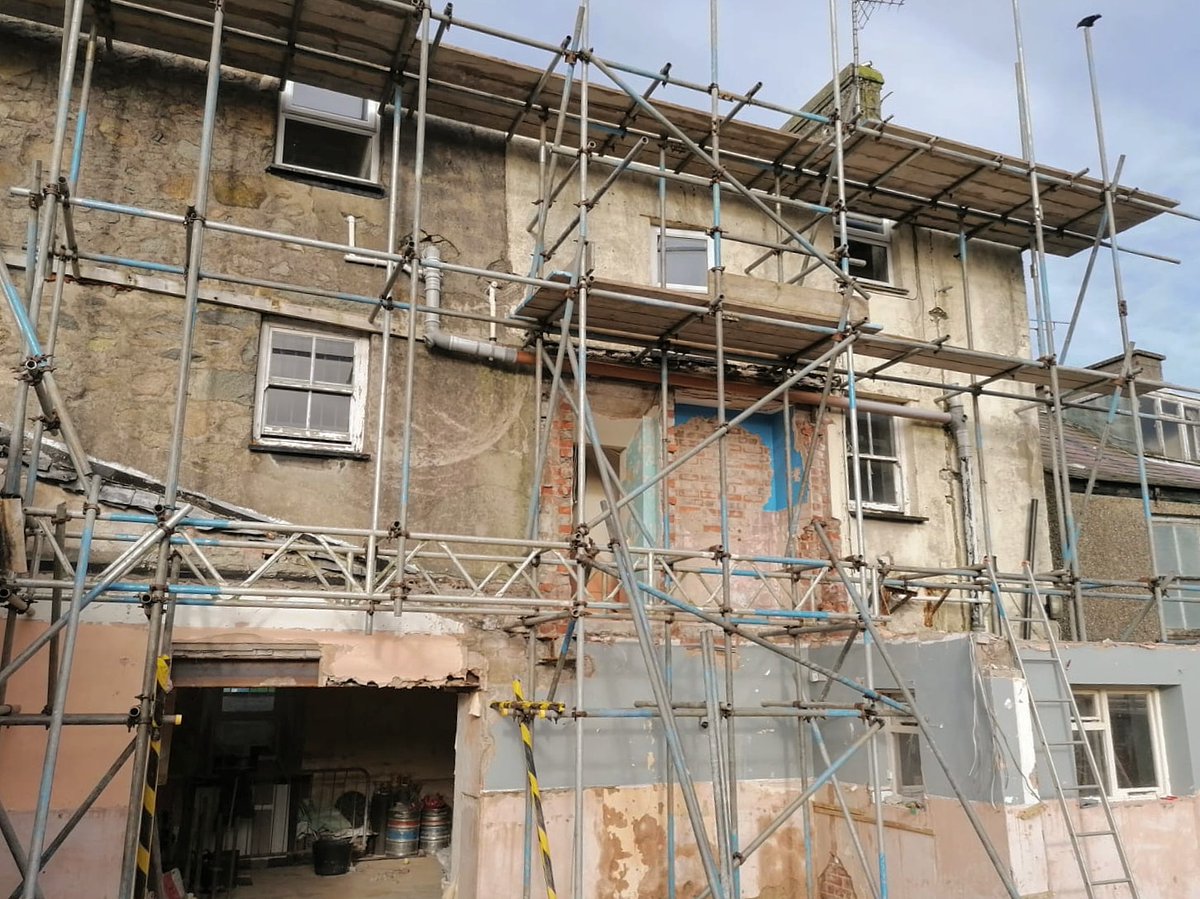 yrheliwrnefyn's tweet photo. Mae'r cefn wedi'i glirio ac mae'r sgaffald yn ei le! Diolch i gwmni Brady Scaffolding am ei osod!

The back of the building has been cleared and the scaffold is up! Diolch Brady Scaffolding!

#Nefyn #Heliwr #cymuned #community https://t.co/v2ij4E6Tx1