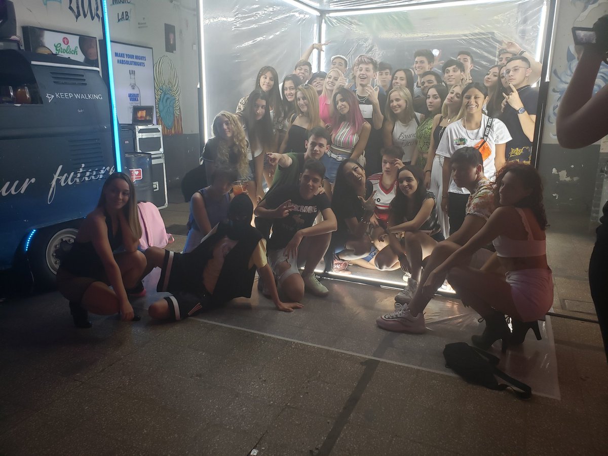 WarnerMusicArg's tweet photo. ¿Qué pasa cuando juntás a tus influencers favoritos y recreás el set del video de #LaPared360 de @lennytavarez y @jquiles? MUCHAS COSAS (¡Mirá nuestras stories de Instagram o seguí el hashtag #Party360 en #TikTok!) https://t.co/kLrrY284B7