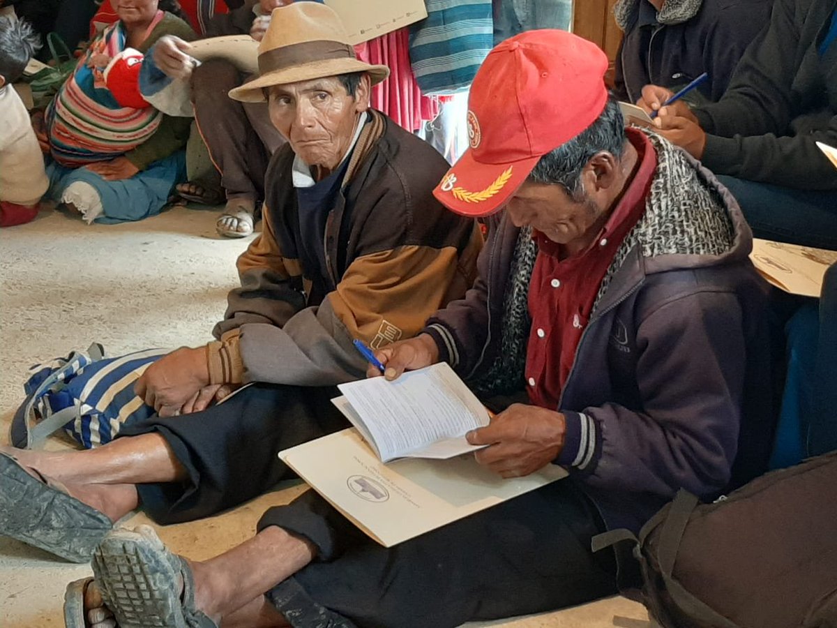 DPBoliviaOf's tweet photo. La oficina defensorial de #Potosí, en el marco del Foro de Interés Ciudadano organizado por @SenadoBolivia, socializó a más de 130 habitantes de las comunidades de #Checchi y #Keluyo, contenido de #DDHH (#Ley870, #Ley045 y #Ley348). https://t.co/aTAXahgdjQ