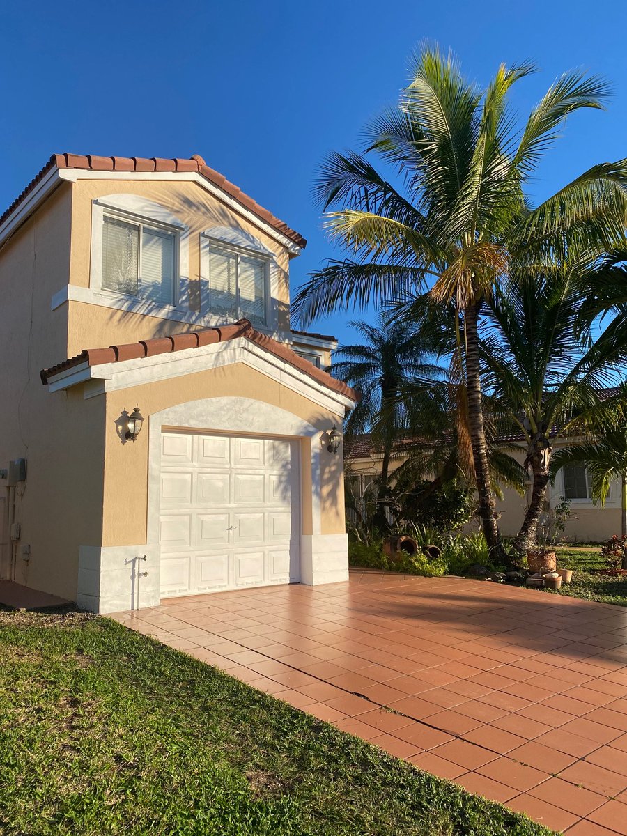 SouthDadeRealty's tweet photo. WEITZER SERENA LAKES ESTATES | 
4 bedrooms | 2.5 baths | oversized master bedroom | enlarged living &amp; dining room | centrally located near A schools | $395,000
MAXINE REYNOLDS
305-302-4109 https://t.co/Q62LvxfBCd