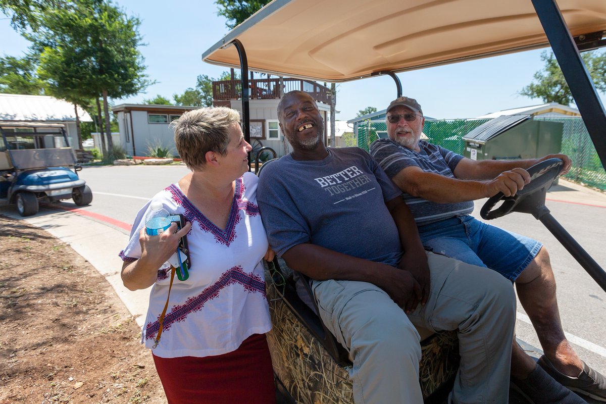 mobileloaves's tweet image. It's relationships like these that make Amplify so impactful! By donating today, you are helping Move Home The Homeless. Let’s keep the goodness going for Amplify Austin! #ILiveHereIGiveHere #MoveHomeTheHomeless #ServingGoodness