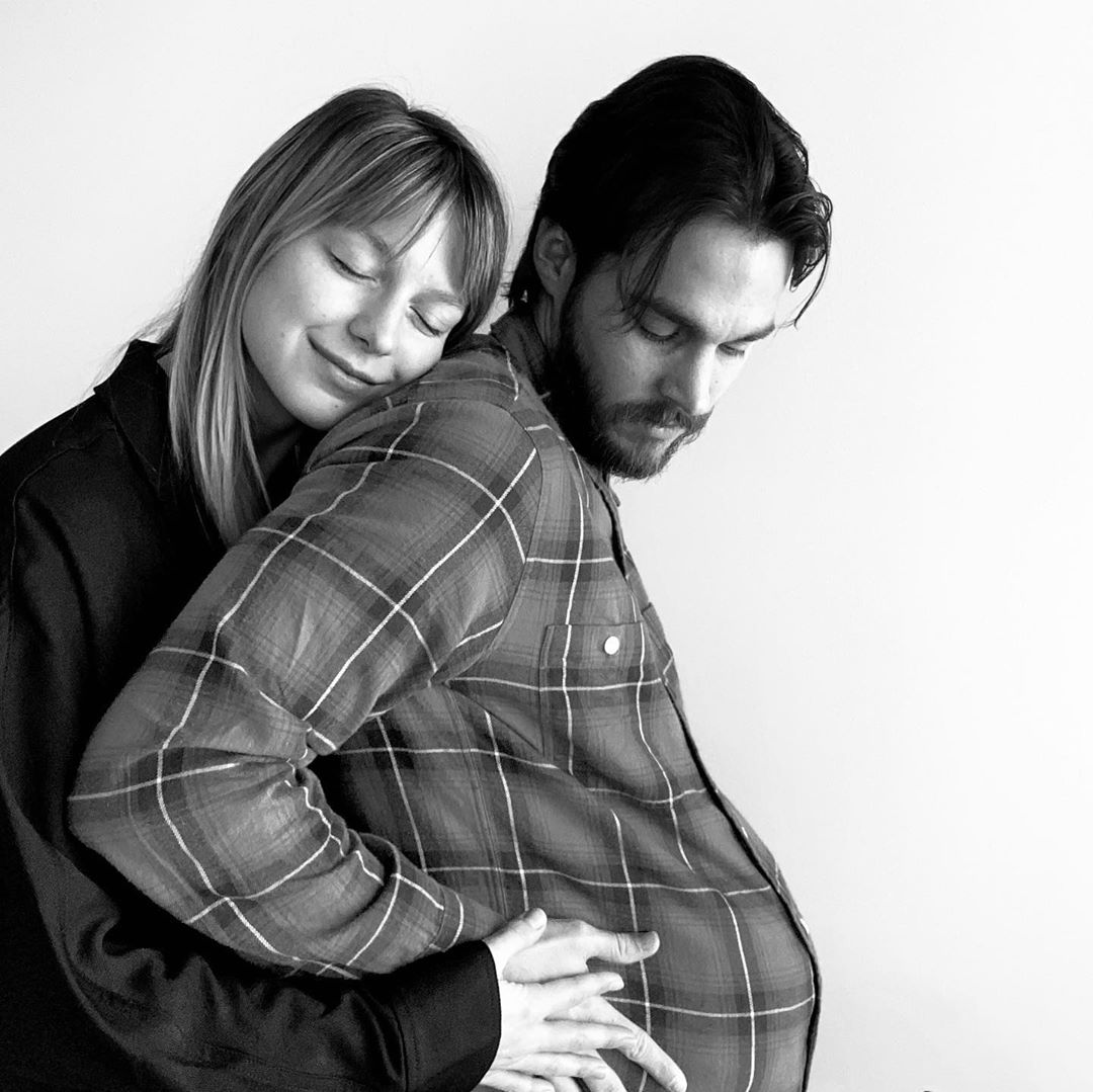 Melissa Benoist e Chris Wood anunciaram que estão à espera de seu primeiro filho. 🍼