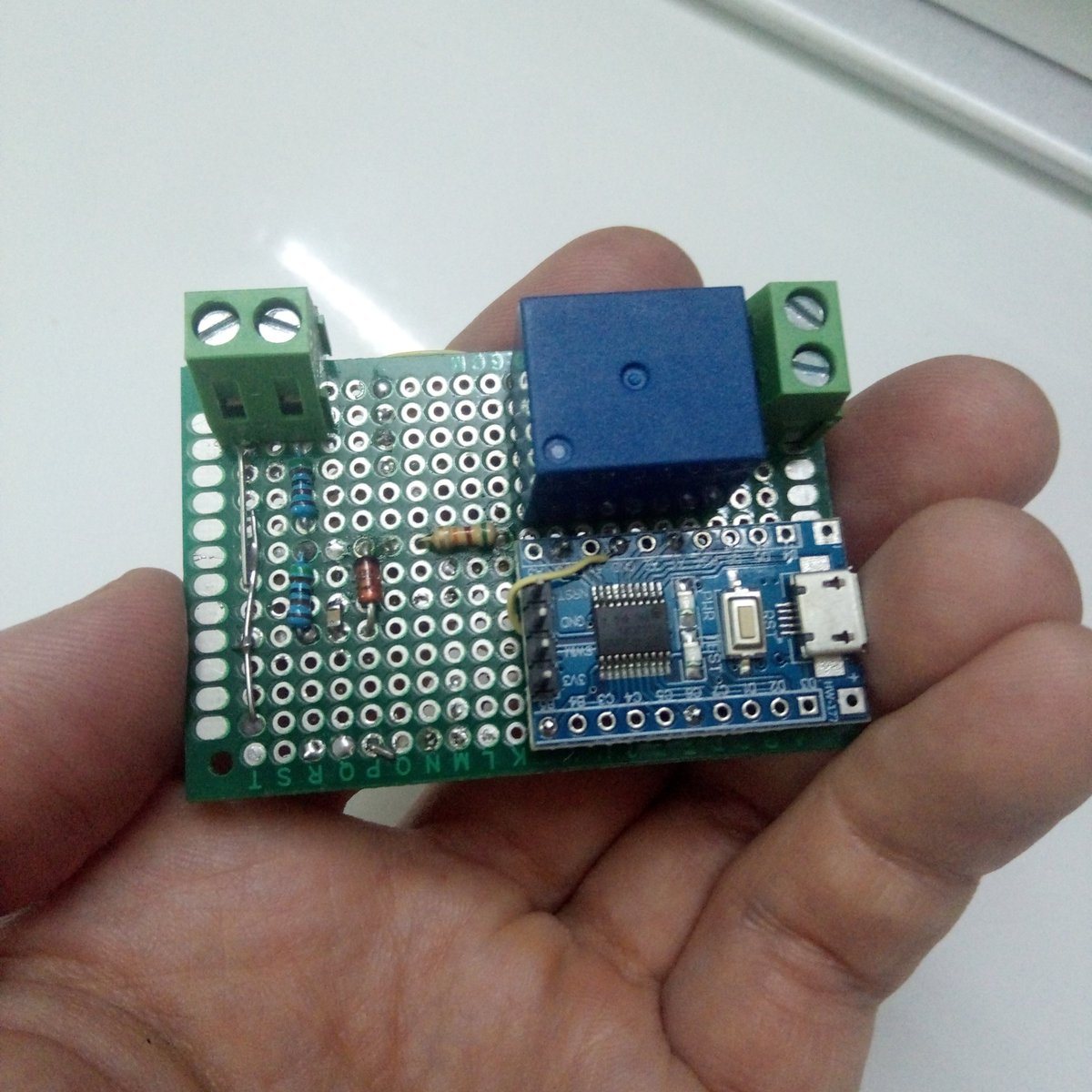 codekote's tweet image. Спаял на #stm8s контроллер подачи бугеля для горнолыжной трассы. Хорошей тренировкой навыков будет сборка платы с точно таким же функционалом, но без контроллера. Интересно насколько усложнится схема и увеличится плата?