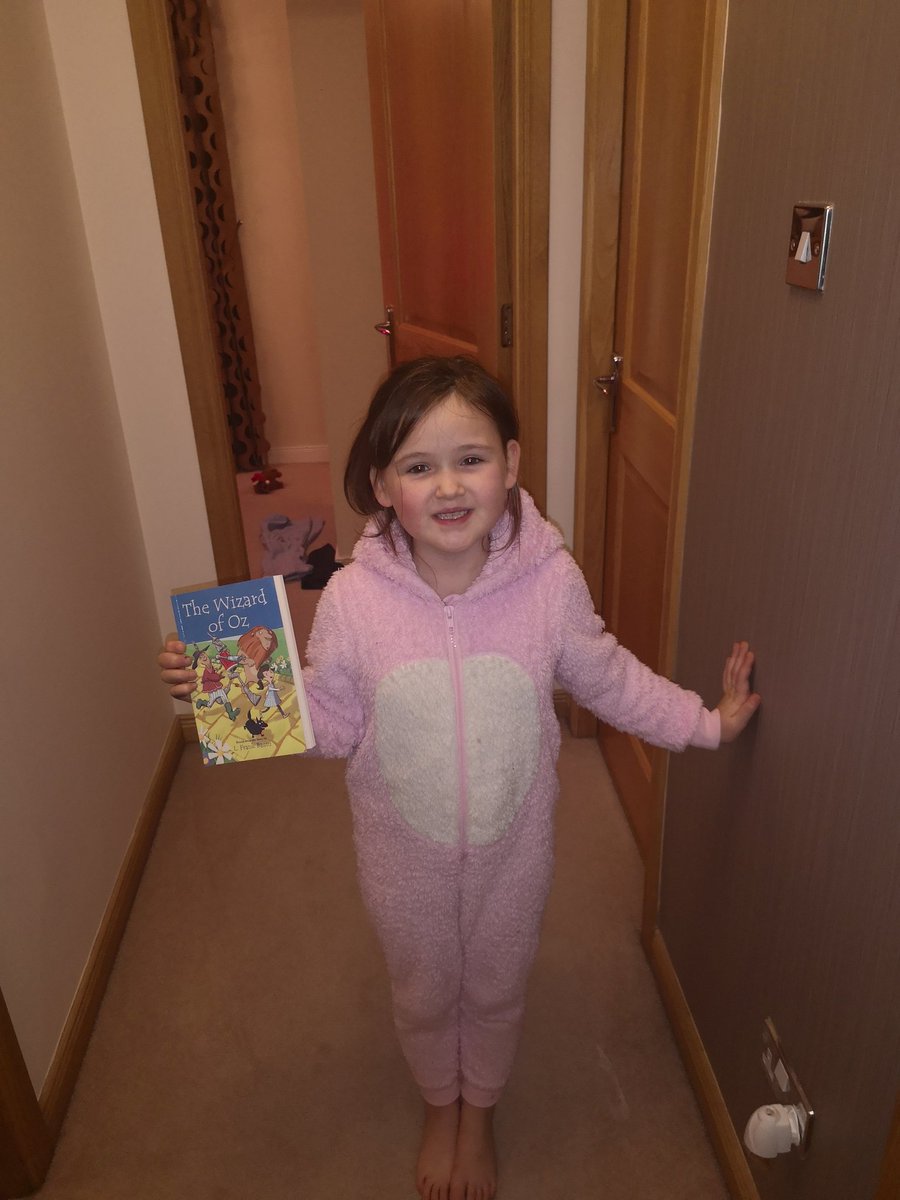 angelakell1978's tweet photo. Layla reading me a story tonight and showing her favourite book the wizard of oz ❤️ @GartcoshPS #shareastory https://t.co/8cvQPseXkm