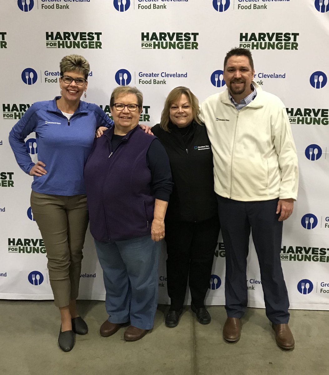 Valeriekovacic's tweet photo. Volunteering at the Cleveland Food Bank! Helping our community! ⁦@BarbZinner⁩ ⁦@CraigTobiasRN⁩ https://t.co/EWKXNSm62y