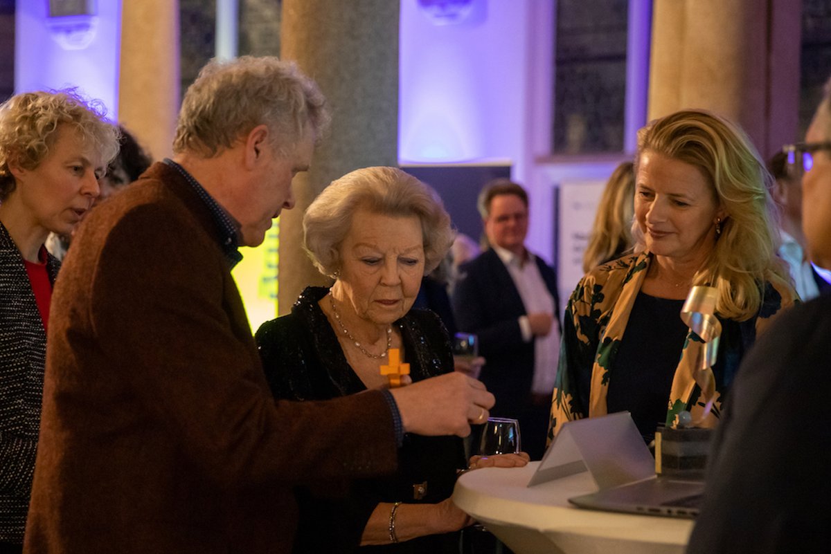Prinses Beatrix en prinses Mabel bekijken de uitvinding van prijswinnaar Bas Reedijk op de Dag van de Ingenieur.