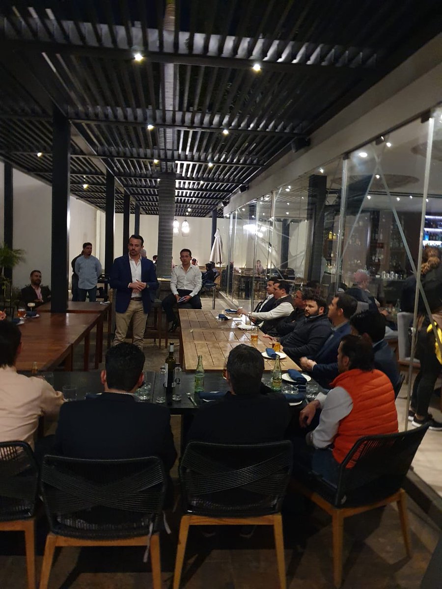EntureSB's tweet photo. Presentación de Opciones de Financiamiento Alterno a grupo de empresarios. 

Caso de Éxito: Rancho El 17, con la participación del Dr. Roberto Zambrano.

Hermosillo, Sonora.

#Enture #WorkSmartInvestSmarter #CapitalPrivado #BancaDeInversión https://t.co/BMbFNNRWso