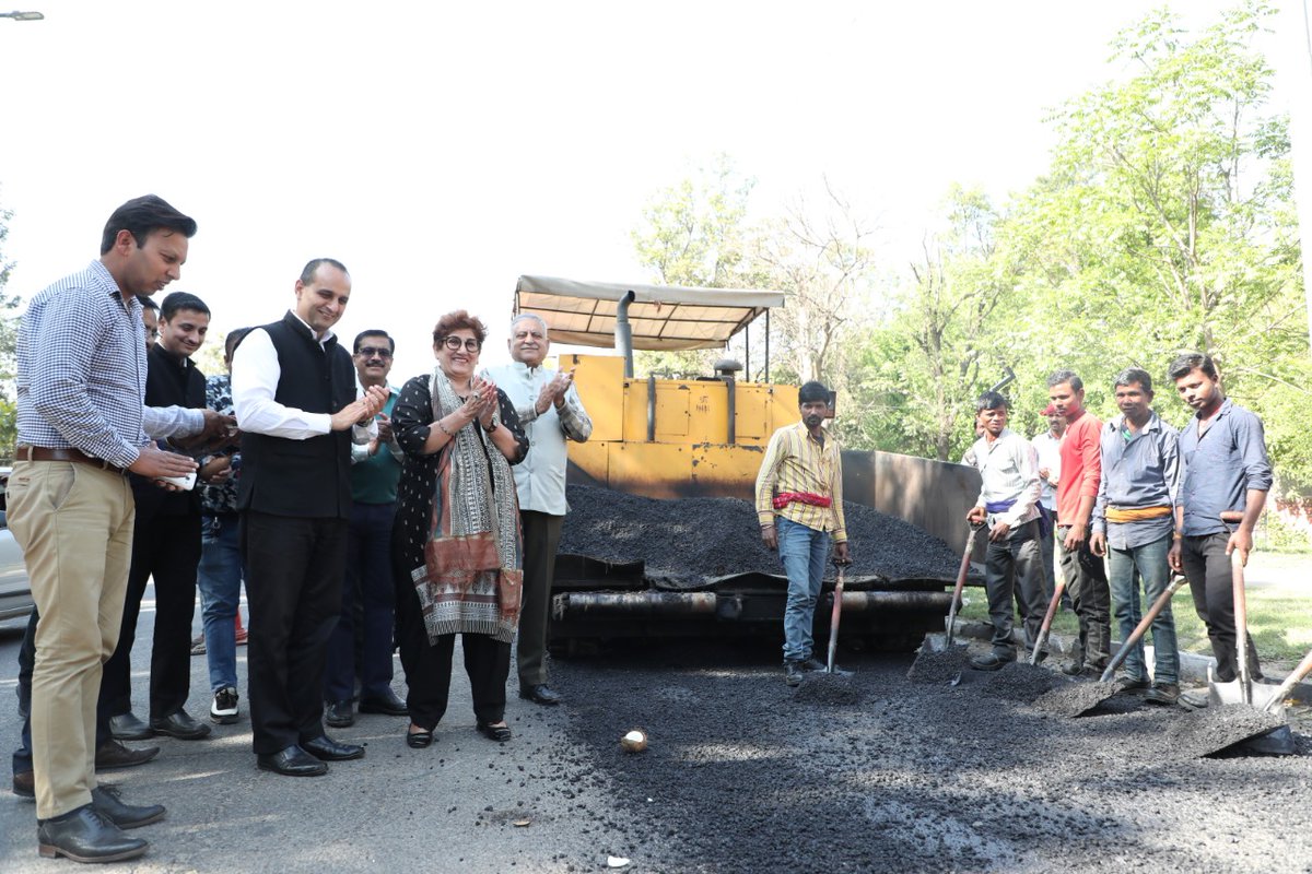 RajBalaMalik's tweet photo. Inaugurated the recarpeting work of sectors 4/9 dividing road #VigyanPath #Chandigarh along with the area councillor and officials of Municipal Corporation.
#development https://t.co/Z5z7kVFlKC