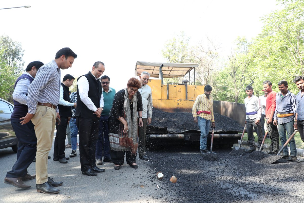 RajBalaMalik's tweet photo. Inaugurated the recarpeting work of sectors 4/9 dividing road #VigyanPath #Chandigarh along with the area councillor and officials of Municipal Corporation.
#development https://t.co/Z5z7kVFlKC